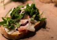 Crostini di pane con guanciale alla crema d’aceto balsamico