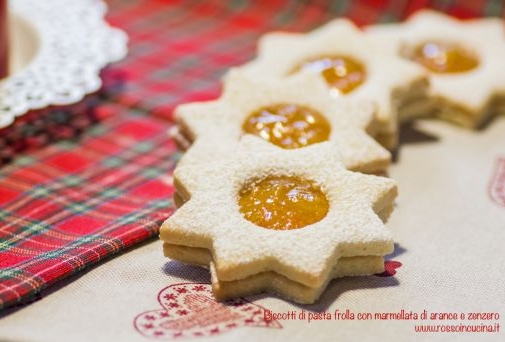 Biscotti di pasta frolla con marmellata di arance e zenzero