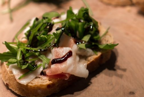 Crostini di pane con guanciale alla crema d’aceto balsamico