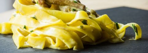 Tagliatelle ai funghi misti e crema di robiola allo zafferano