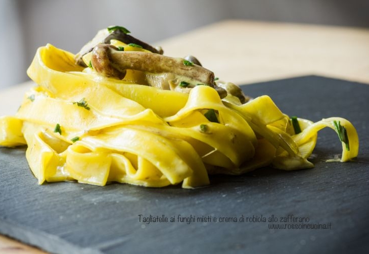 Tagliatelle ai funghi misti e crema di robiola allo zafferano